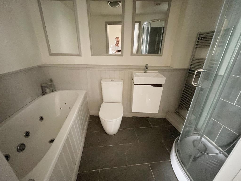 Lot: 137 - WELL PRESENTED FLAT WITH GARDEN -